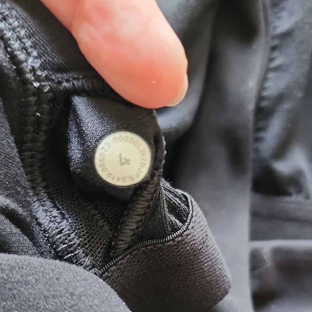 Lululemon Always Aligned Bra in Black EUC - Picture 2 of 4